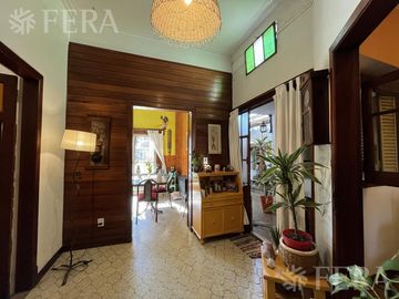 Venta de casa de 4 ambientes con cochera y quincho en Sarandi