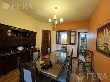Venta de casa de 4 ambientes con cochera y quincho en Sarandi