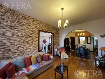 Venta de casa de 4 ambientes con cochera y quincho en Sarandi
