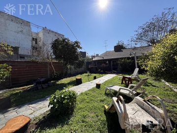 Venta de casa de 4 ambientes con cochera y quincho en Sarandi