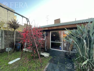 Venta de casa de 4 ambientes con cochera y quincho en Sarandi
