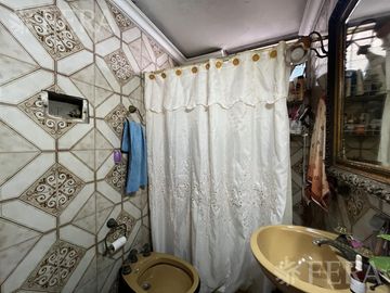 Venta de casa de 4 ambientes con cochera y quincho en Sarandi