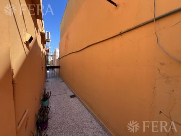 Venta de casa de 4 ambientes con cochera y quincho en Sarandi