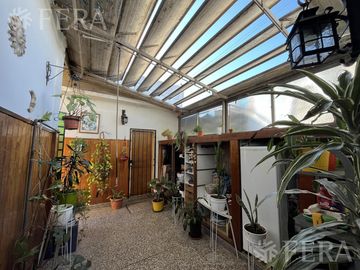 Venta de casa de 4 ambientes con cochera y quincho en Sarandi