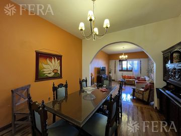 Venta de casa de 4 ambientes con cochera y quincho en Sarandi