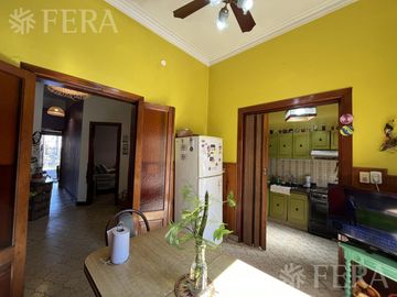 Venta de casa de 4 ambientes con cochera y quincho en Sarandi