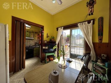 Venta de casa de 4 ambientes con cochera y quincho en Sarandi