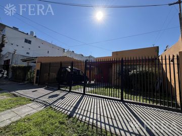 Venta de casa de 4 ambientes con cochera y quincho en Sarandi