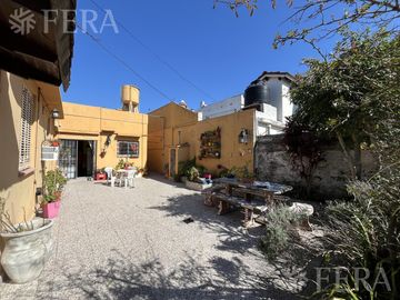 Venta de casa de 4 ambientes con cochera y quincho en Sarandi