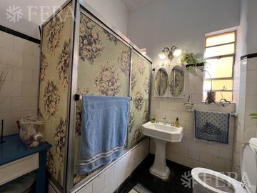 Venta de casa de 4 ambientes con cochera y quincho en Sarandi