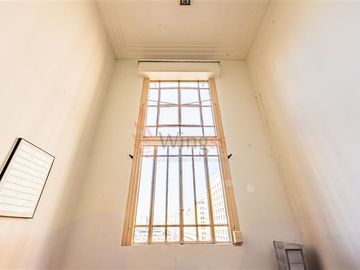 Oficina en Venta en Centro Cívico - Excelente y Amplia Oficina Frente a La Moneda
