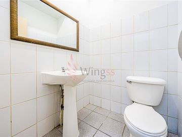 Oficina en Venta en Centro Cívico - Excelente y Amplia Oficina Frente a La Moneda