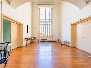 Oficina en Venta en Centro Cívico - Excelente y Amplia Oficina Frente a La Moneda