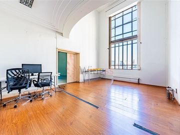Oficina en Venta en Centro Cívico - Excelente y Amplia Oficina Frente a La Moneda