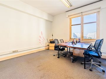 Oficina en Venta en Centro Cívico - Excelente y Amplia Oficina Frente a La Moneda