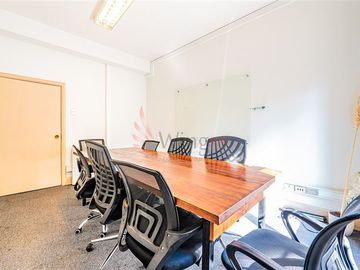 Oficina en Venta en Centro Cívico - Excelente y Amplia Oficina Frente a La Moneda