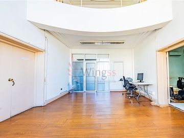 Oficina en Venta en Centro Cívico - Excelente y Amplia Oficina Frente a La Moneda