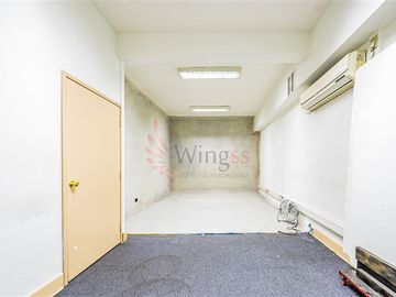 Oficina en Venta en Centro Cívico - Excelente y Amplia Oficina Frente a La Moneda