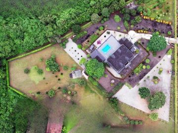 Venta Casa Estilo Inglesa en Manglaralto y 1 Hectárea de terreno