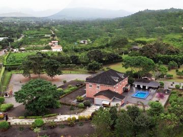 Venta Casa Estilo Inglesa en Manglaralto y 1 Hectárea de terreno