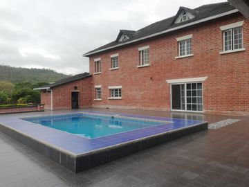 Venta Casa Estilo Inglesa en Manglaralto y 1 Hectárea de terreno