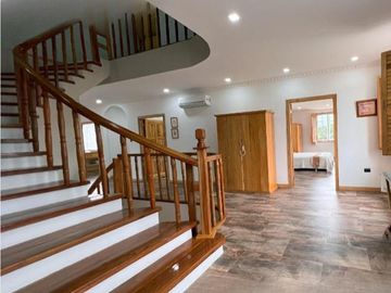 Venta Casa Estilo Inglesa en Manglaralto y 1 Hectárea de terreno