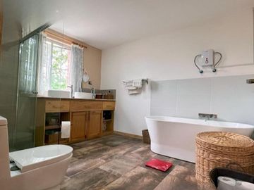 Venta Casa Estilo Inglesa en Manglaralto y 1 Hectárea de terreno