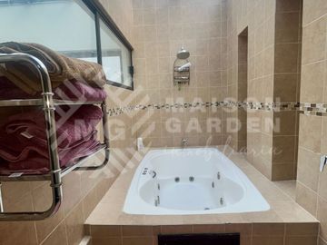 Casa en Venta en Lomas de Valle Escondido, con amplios espacios