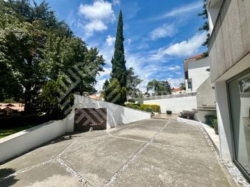 Casa en Venta en Lomas de Valle Escondido, con amplios espacios