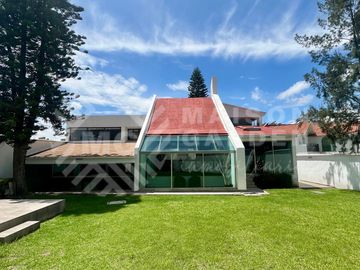 Casa en Venta en Lomas de Valle Escondido, con amplios espacios