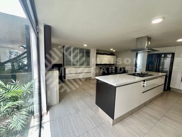Casa en Venta en Lomas de Valle Escondido, con amplios espacios