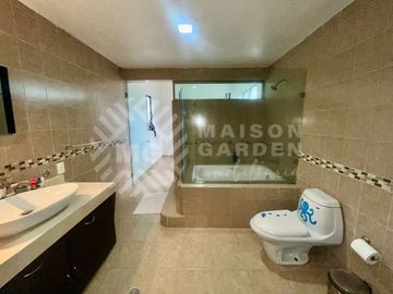 Casa en Venta en Lomas de Valle Escondido, con amplios espacios