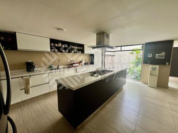 Casa en Venta en Lomas de Valle Escondido, con amplios espacios