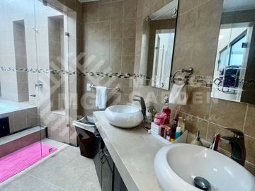 Casa en Venta en Lomas de Valle Escondido, con amplios espacios