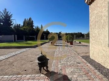 Venta Espectacular casa en Buin 8 dorm.
