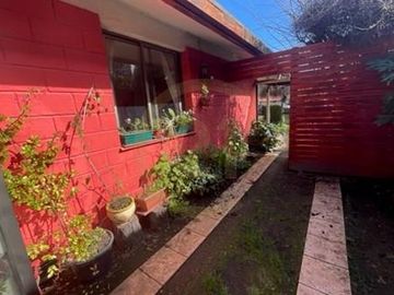 Se vende amplia casa en el sector  Collao