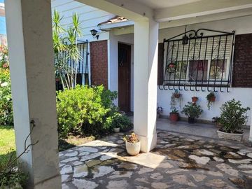 OPORTUNIDAD - A pasos de Boulevard de 25 de Mayo - Casa 3 dormitorios en VENTA - Merlo Sur
