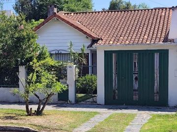 OPORTUNIDAD - A pasos de Boulevard de 25 de Mayo - Casa 3 dormitorios en VENTA - Merlo Sur