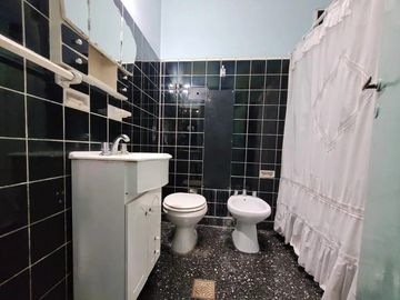 OPORTUNIDAD - A pasos de Boulevard de 25 de Mayo - Casa 3 dormitorios en VENTA - Merlo Sur