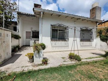 OPORTUNIDAD - A pasos de Boulevard de 25 de Mayo - Casa 3 dormitorios en VENTA - Merlo Sur