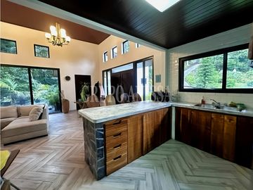 Se Vende Hermosa Casa en Zona Alta, Altos del Maria