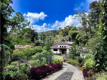 Se Vende Hermosa Casa en Zona Alta, Altos del Maria