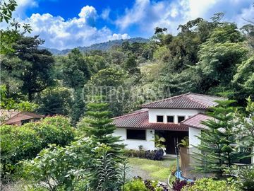 Se Vende Hermosa Casa en Zona Alta, Altos del Maria