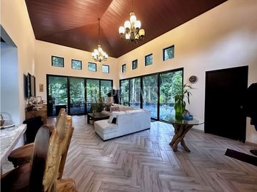 Se Vende Hermosa Casa en Zona Alta, Altos del Maria