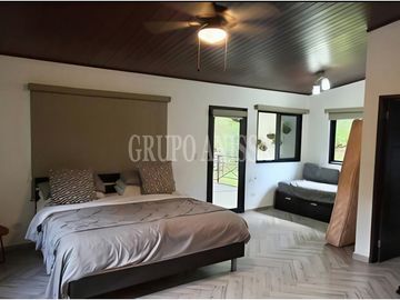 Se Vende Hermosa Casa en Zona Alta, Altos del Maria