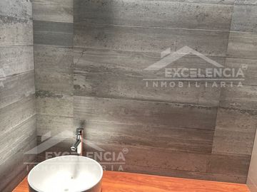 SE VENDE CASA EN FRACC ALEJANDRINAS CON HABITACIÓN EN PLANTA BAJA