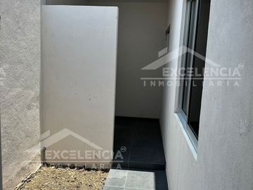 SE VENDE CASA EN FRACC ALEJANDRINAS CON HABITACIÓN EN PLANTA BAJA