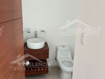 SE VENDE CASA EN FRACC ALEJANDRINAS CON HABITACIÓN EN PLANTA BAJA