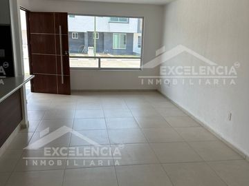 SE VENDE CASA EN FRACC ALEJANDRINAS CON HABITACIÓN EN PLANTA BAJA