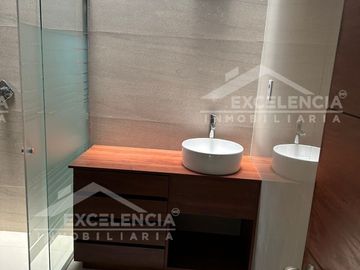 SE VENDE CASA EN FRACC ALEJANDRINAS CON HABITACIÓN EN PLANTA BAJA